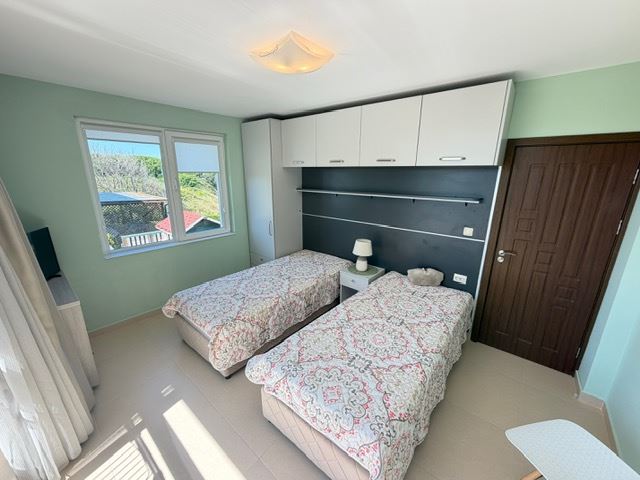 Geräumiges Appartment mit zwei Schlafzimmern in erster Meereslinie mit frontalem Panoramablick auf das Meer