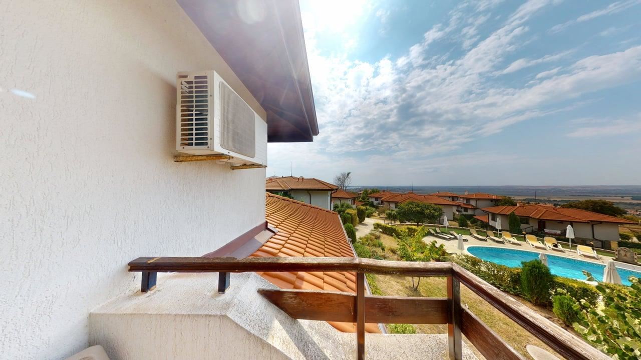 Zweizimmerwohnung mit Panoramablick auf das Meer und die Berge in einer Wohnanlage mit Swimmingpools und SPA-Zentrum
