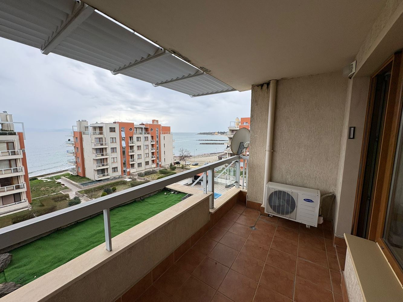 Panoramische Zwei-Zimmer-Wohnung in erster Meereslinie in Pomorie mit direktem Meerblick