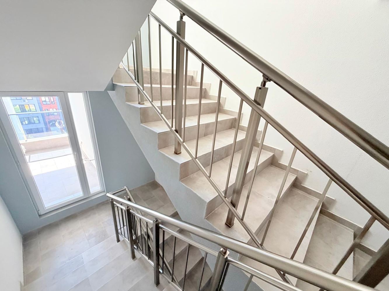 Ein neues Zuhause mit Potenzial und Komfort – 2-Zimmer-Wohnung in einem modernen Gebäude im Wohnviertel Madika