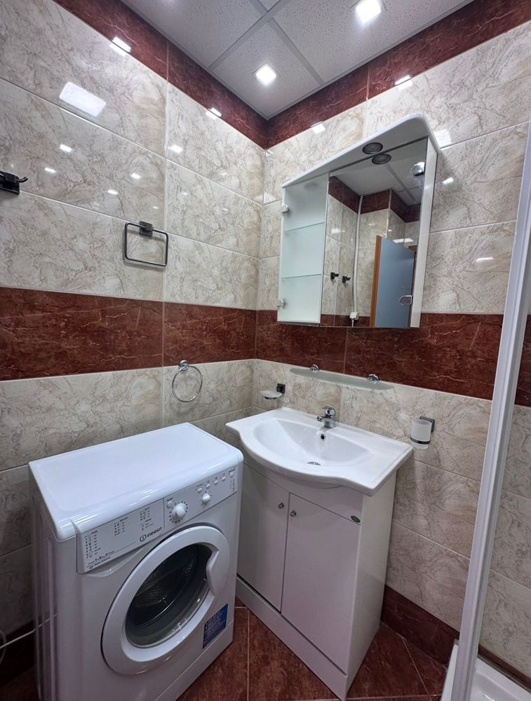 Zwei-Zimmer-Wohnung mit teilweisem Meerblick in Sveti Vlas – möbliert, nach Renovierung, in einer luxuriösen geschlossenen Anlage