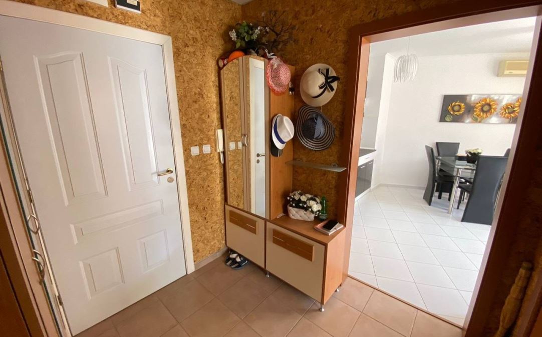 Wohnung mit zwei Schlafzimmern und Meerblick in erster Meereslinie in Elenite – Komfort, Natur und Ruhe