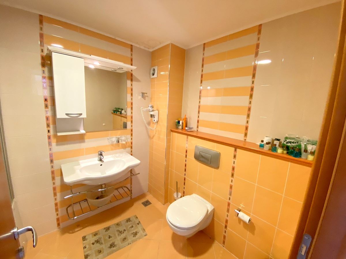 Zwei-Zimmer-Wohnung (mit einem Schlafzimmer) in erster Meereslinie in Ravda – Luxus, Natur und beeindruckender Poolblick