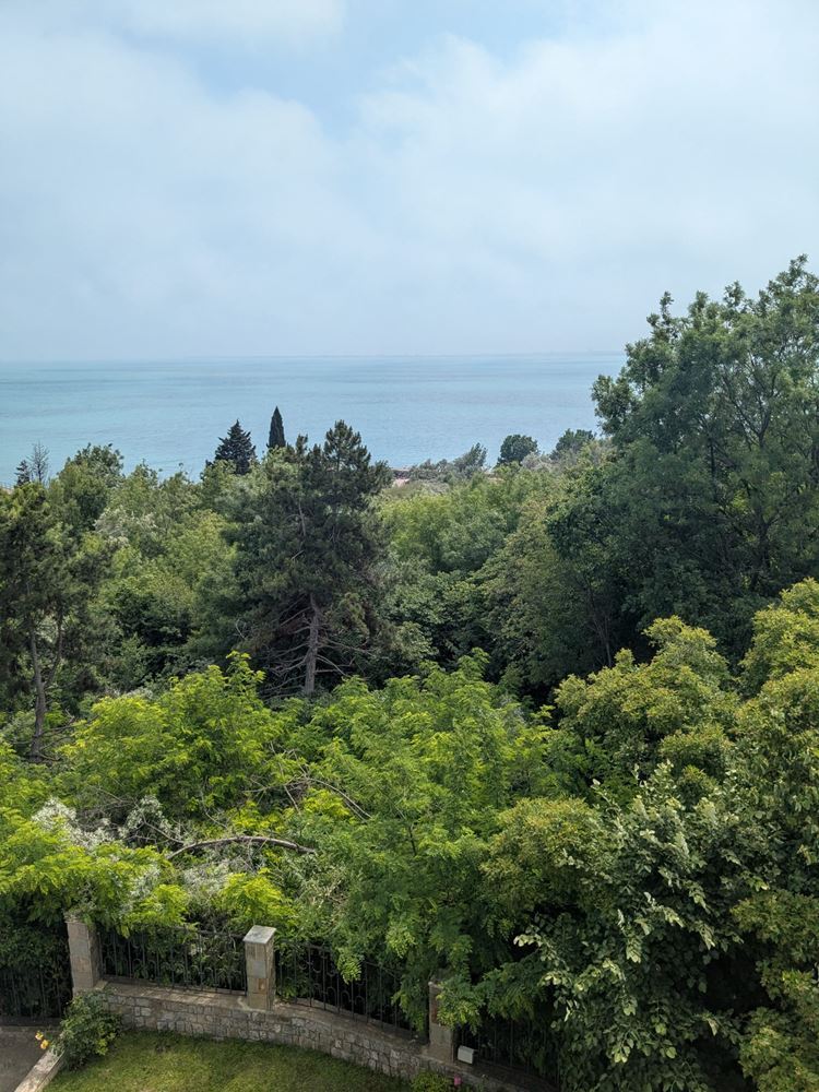 Geräumige Drei-Zimmer-Wohnung mit frontalem Meerpanorama in einer Anlage in Ravda