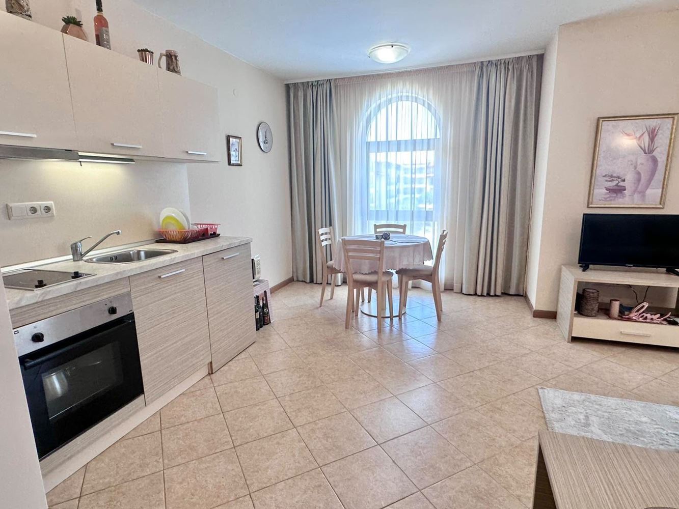 Einzigartige 2-Zimmer-Wohnung mit Balkon und Poolblick in einer prestigeträchtigen Anlage in Sonnenstrand