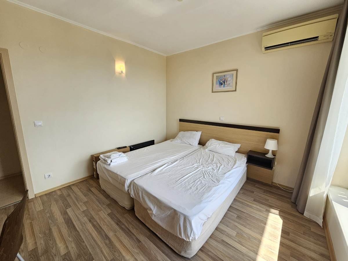Luxuriöse Drei-Zimmer-Wohnung mit drei Schlafzimmern in erster Meereslinie in Obzor – Panoramablick auf Meer und Berge