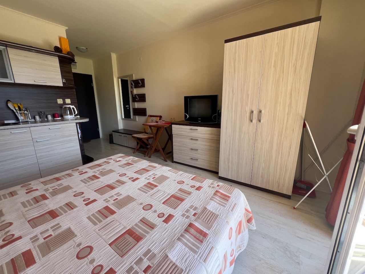 Komfortables Studio mit Poolblick in Sonnenstrand – vollständig möbliert und sofort nutzbar