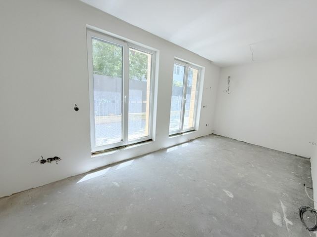 Drei-Zimmer-Wohnung mit zwei Schlafzimmern, eigenem Garten und zwei Stellplätzen in einem neuen Luxusgebäude im Herzen von Burgas