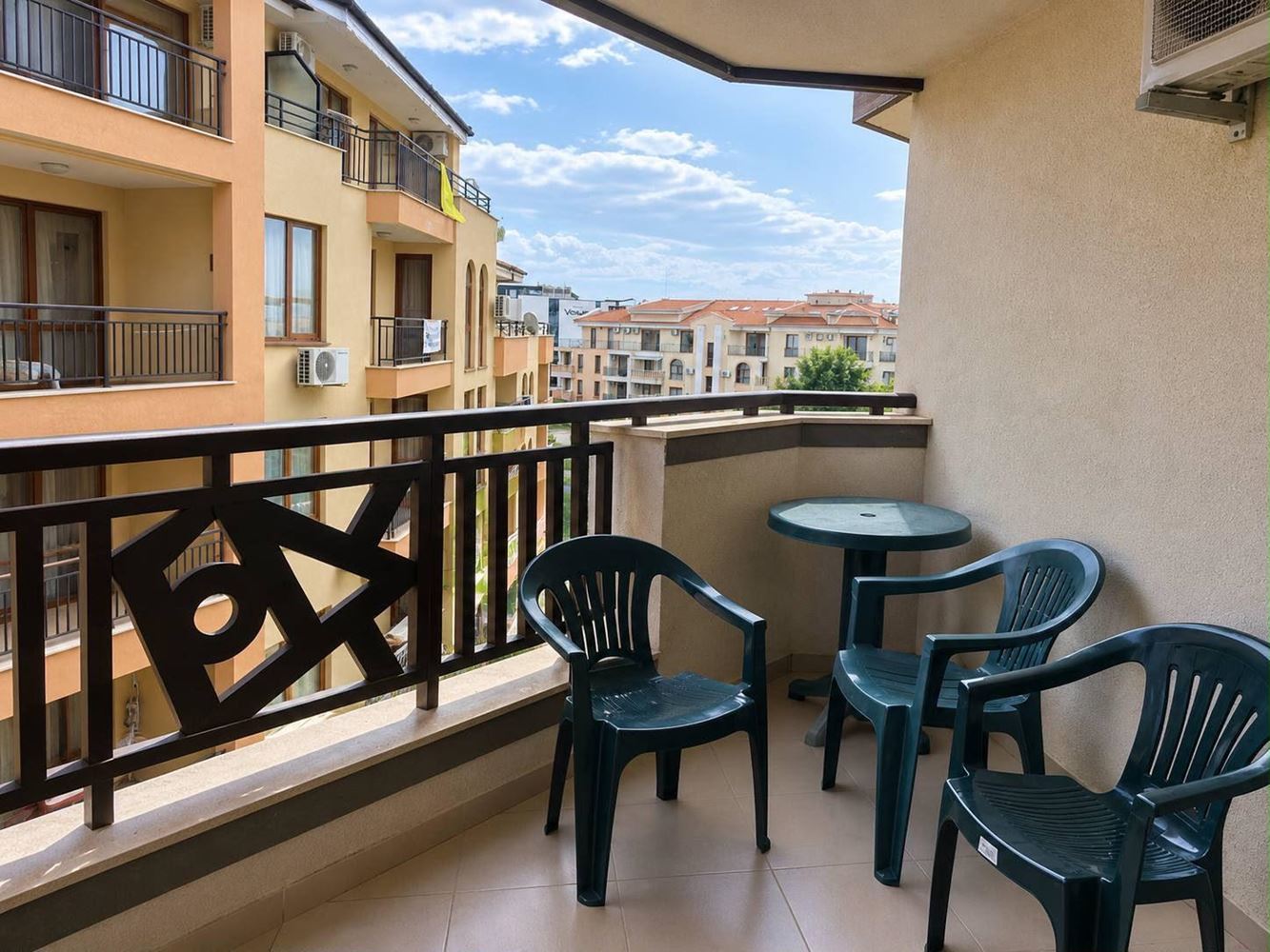 Großes Studio mit teilweise Meerblick in Sveti Vlas – hervorragende Lage und bezugsfertig
