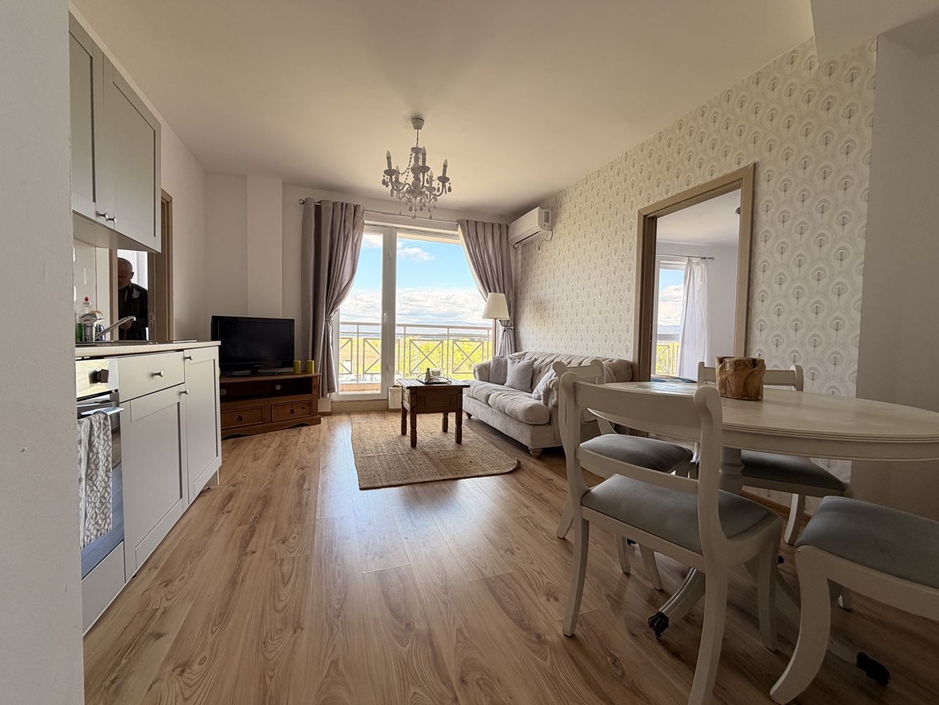 Drei-Zimmer-Wohnung mit Panoramaterrasse am Stadtrand von Sunny Beach – Komfort, Ruhe und Stil