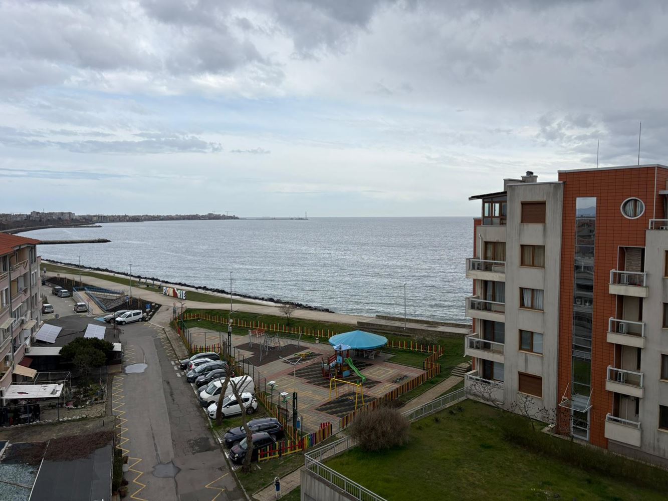 Pomorie – Geräumige Wohnung mit 2 Schlafzimmern in erster Linie mit Meerblick und niedriger Wartungsgebühr