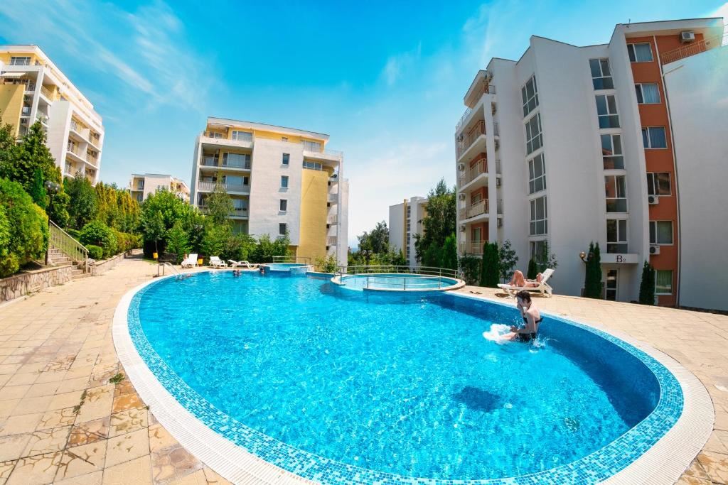 2-Zimmer-Wohnung mit Panoramameerblick in einer luxuriösen Anlage mit zahlreichen Dienstleistungen
