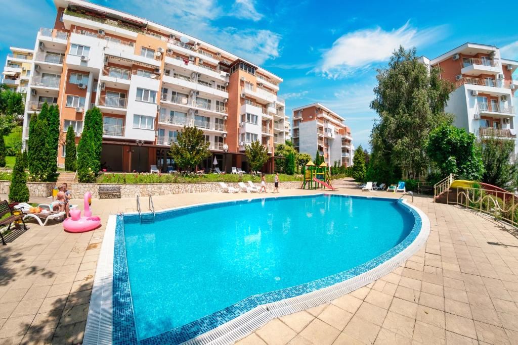 Geräumiges Studio in Sveti Vlas mit schönem Blick auf den Pool – hervorragende Investition am Meer