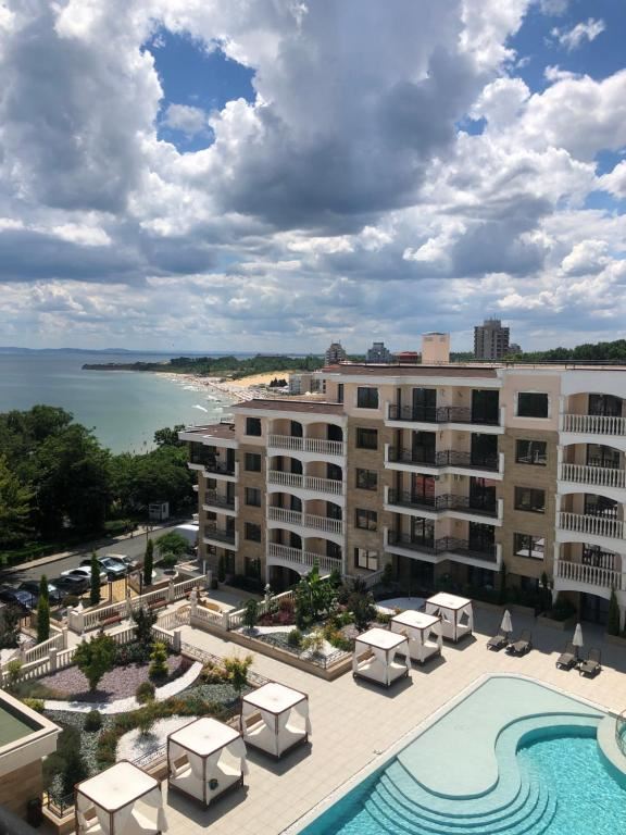 Neue 2-Zimmer-Wohnung mit Pool- und Meerblick in einem luxuriösen First-Line-Komplex in Nessebar