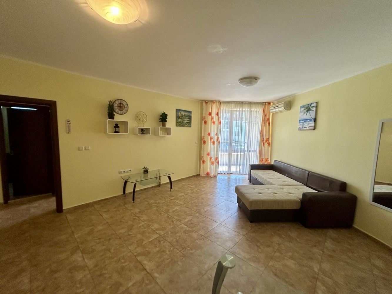 Geräumige Zwei-Zimmer-Wohnung mit Poolblick in Nessebar
