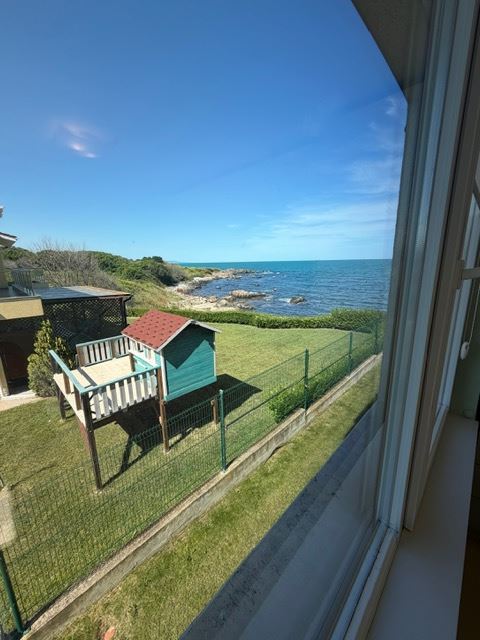 Geräumiges Appartment mit zwei Schlafzimmern in erster Meereslinie mit frontalem Panoramablick auf das Meer