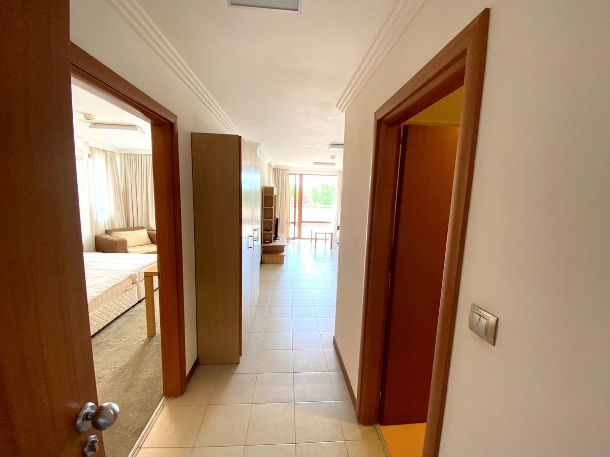 Zwei-Zimmer-Wohnung (mit einem Schlafzimmer) in erster Meereslinie in Ravda – Luxus, Natur und beeindruckender Poolblick