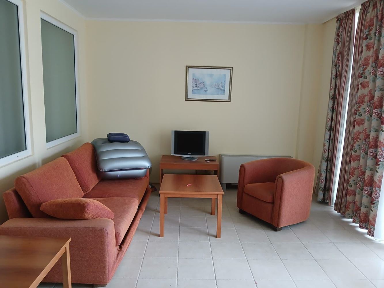 Attraktive Zwei-Zimmer-Wohnung in erster Meereslinie in Pomorie – Komfort, Swimmingpools und Spa-Angebote