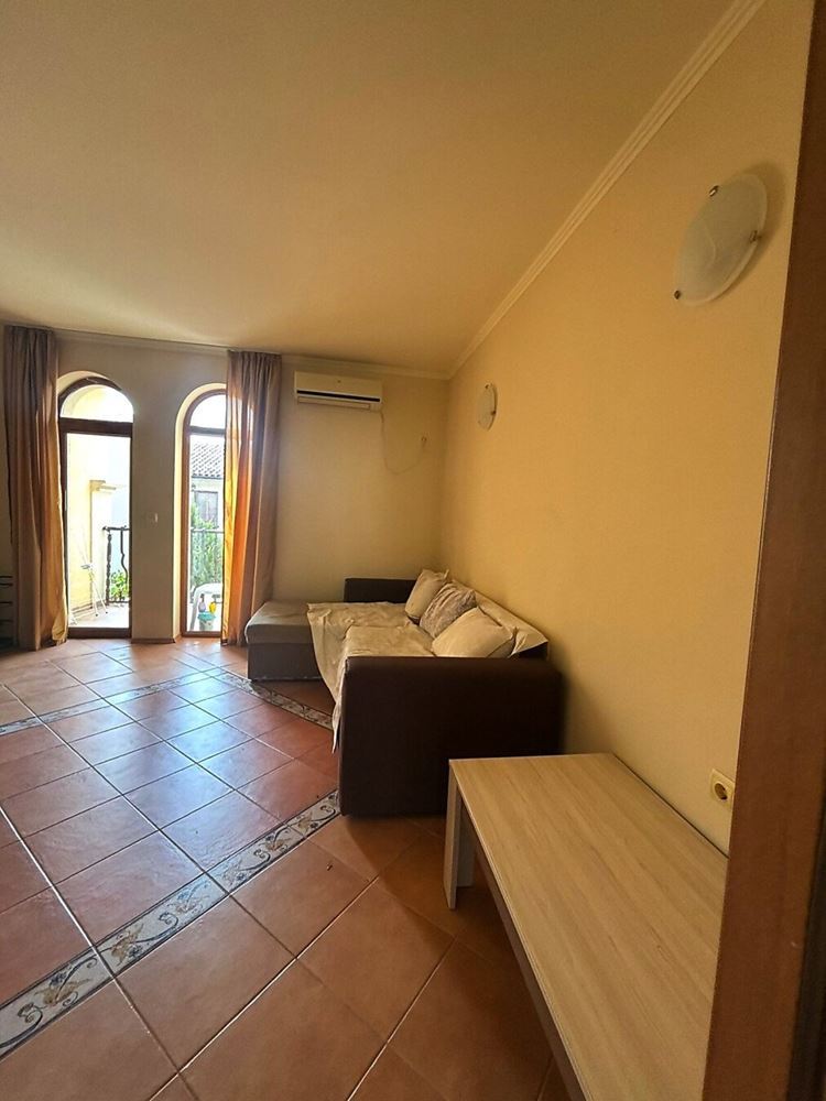 Helle Zweizimmerwohnung mit großer Terrasse und Blick ins Grüne in Elenite
