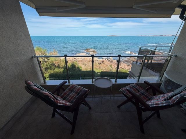 Geräumiges Appartment mit zwei Schlafzimmern in erster Meereslinie mit frontalem Panoramablick auf das Meer