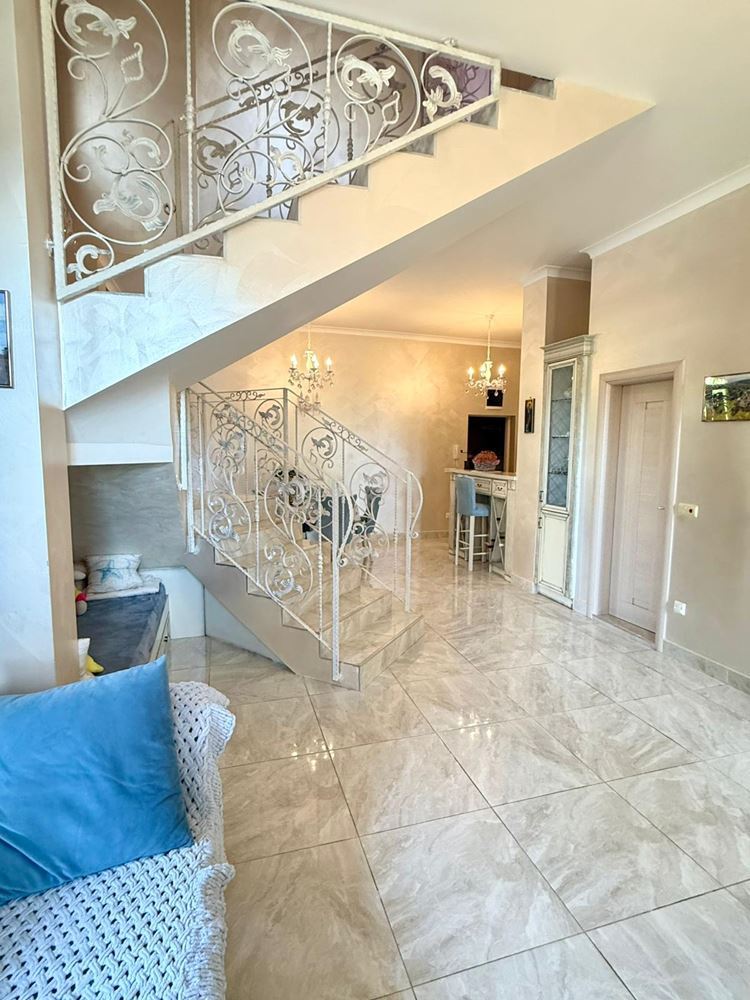 Luxuriöses Maisonette-Apartment mit großzügiger Veranda und Poolblick in Sveti Vlas