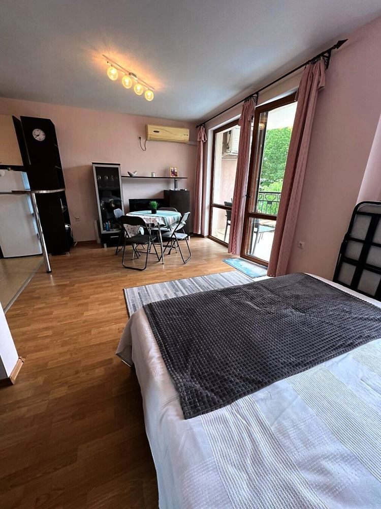 Geräumiges Studio mit Poolblick in Sonnenstrand – vollständig möbliert