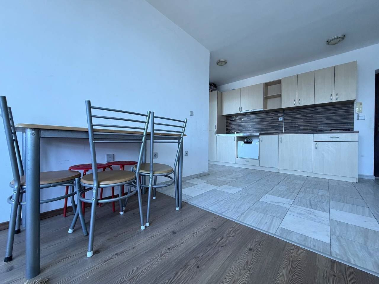 Wohnung mit einem Schlafzimmer in erster Meereslinie in Pomorie – Panoramablick auf das Meer und den Pool