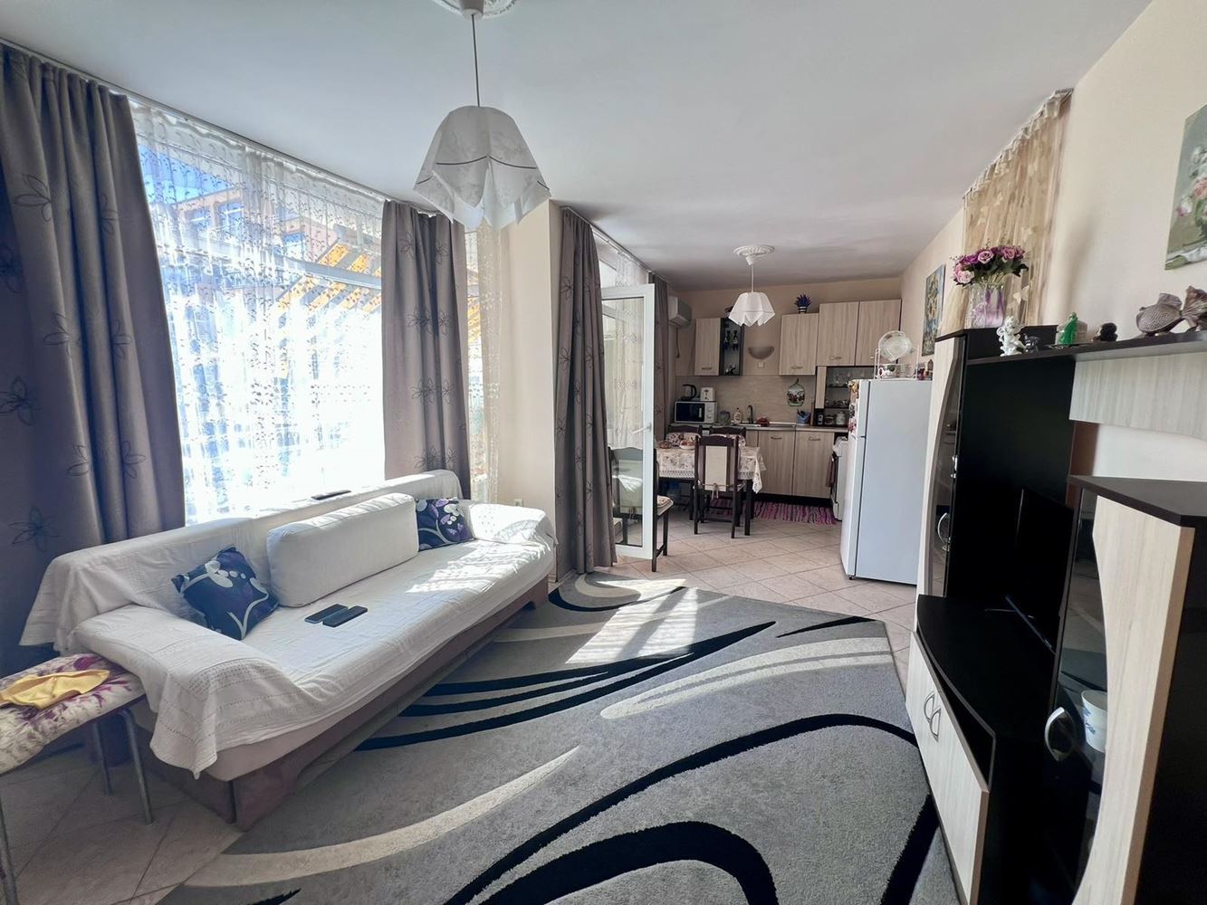 Geräumige Drei-Zimmer-Wohnung mit zwei Schlafzimmern und Blick auf den Pool in Sonnenstrand