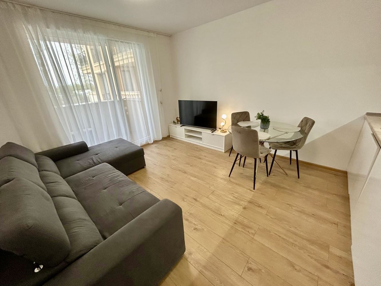 Zwei-Zimmer-Oase in einem neuen Luxuskomplex in Sonnenstrand – mit Poolblick
