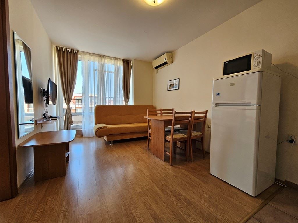 Vollständig eingerichtetes Ein-Zimmer-Apartment im obersten Stock in Sunny Beach – Poolblick und luxuriöse Atmosphäre