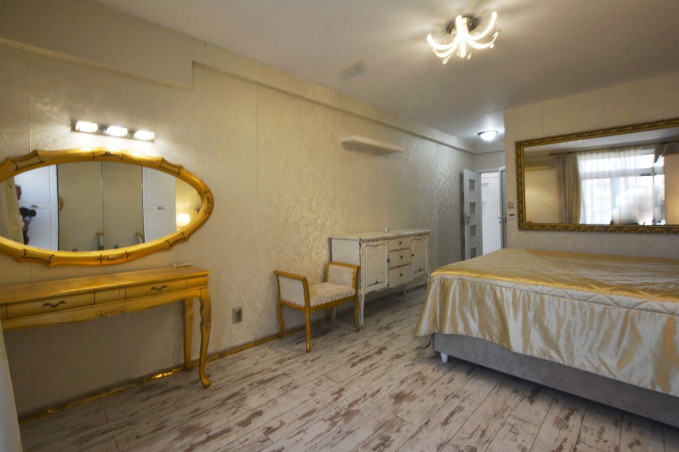 Luxuriöse Drei-Zimmer-Wohnung mit Meerblick in erster Reihe in Ravda – 114 m², zwei Terrassen und maximaler Komfort