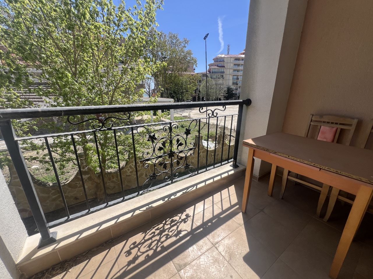 Gemütliches Studio im Herzen von Elenite – nur wenige Minuten vom Strand entfernt, in einer geschlossenen Anlage mit Pool und hervorragenden Annehmlichkeiten