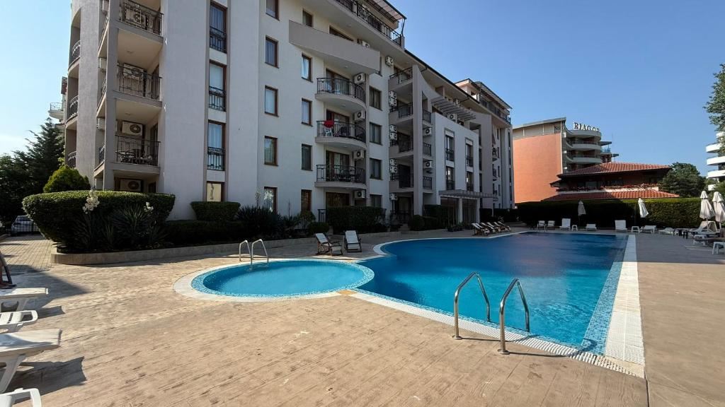 Geräumiges Studio mit Poolblick in Sonnenstrand – vollständig möbliert