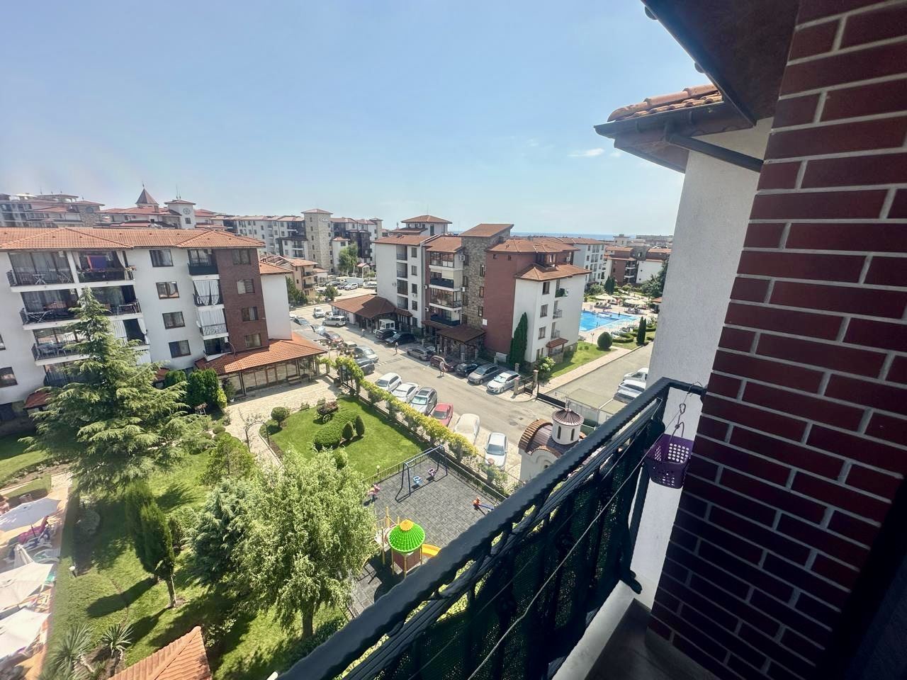 Geräumige Zweizimmerwohnung mit Blick auf den begrünten Innenhof in Nessebar