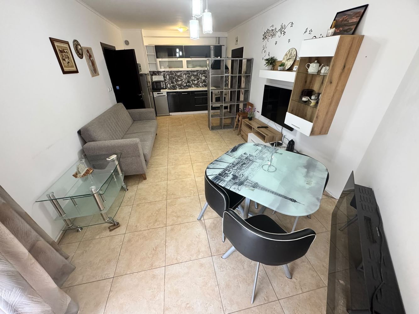 Geräumige Drei-Zimmer-Wohnung mit eigener Atmosphäre und hervorragender Infrastruktur in Nessebar