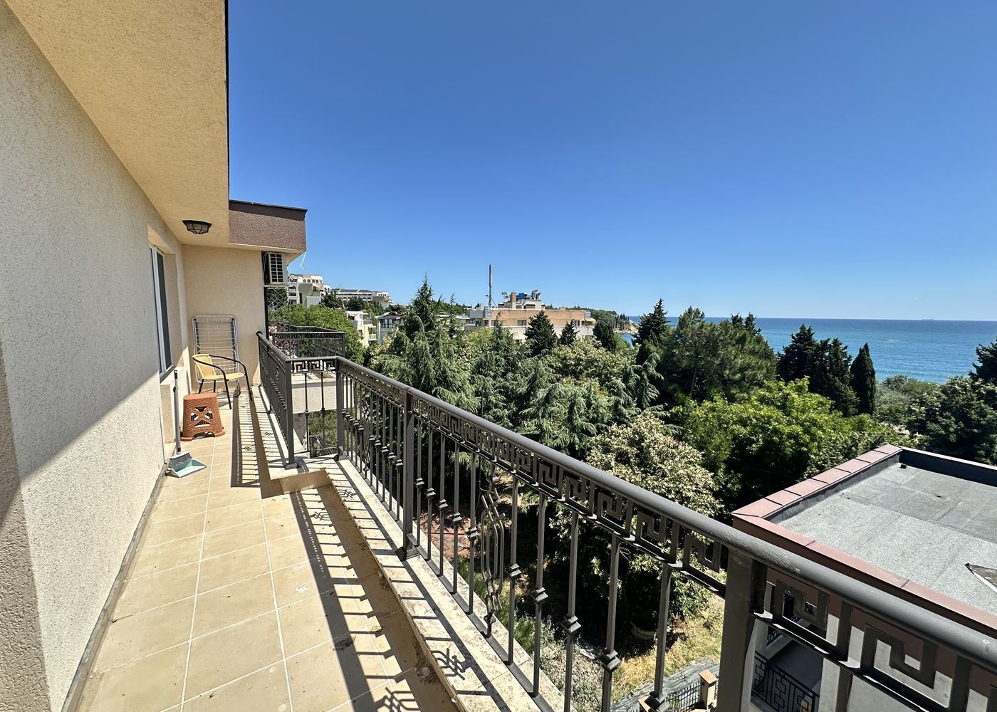 Zweizimmerwohnung in erster Meereslinie mit Panoramablick auf das Meer in Nessebar