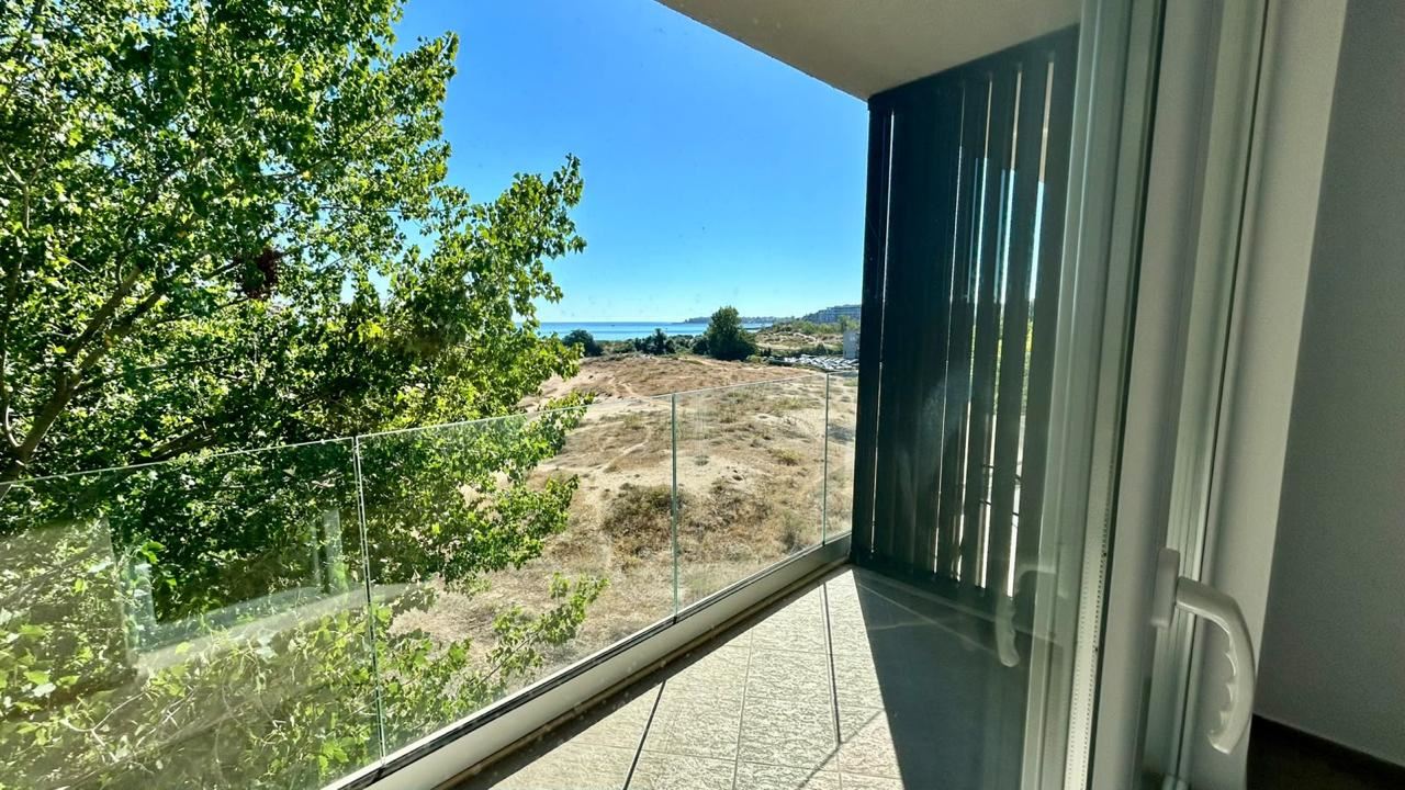 Erste Meereslinie in Sonnenstrand – geräumige 2-Zimmer-Wohnung mit Blick auf das Meer, die Berge und die Stadt