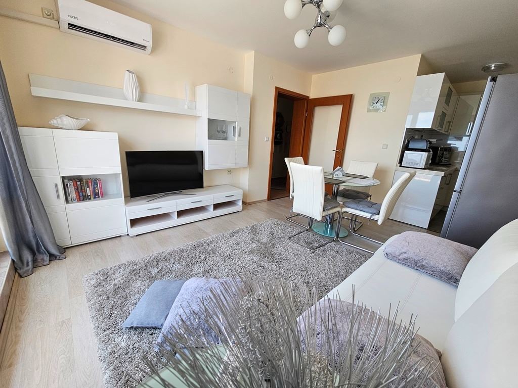 Luxuriöses Panoramaapartment in erster Meereslinie mit zwei Schlafzimmern und einer riesigen Terrasse
