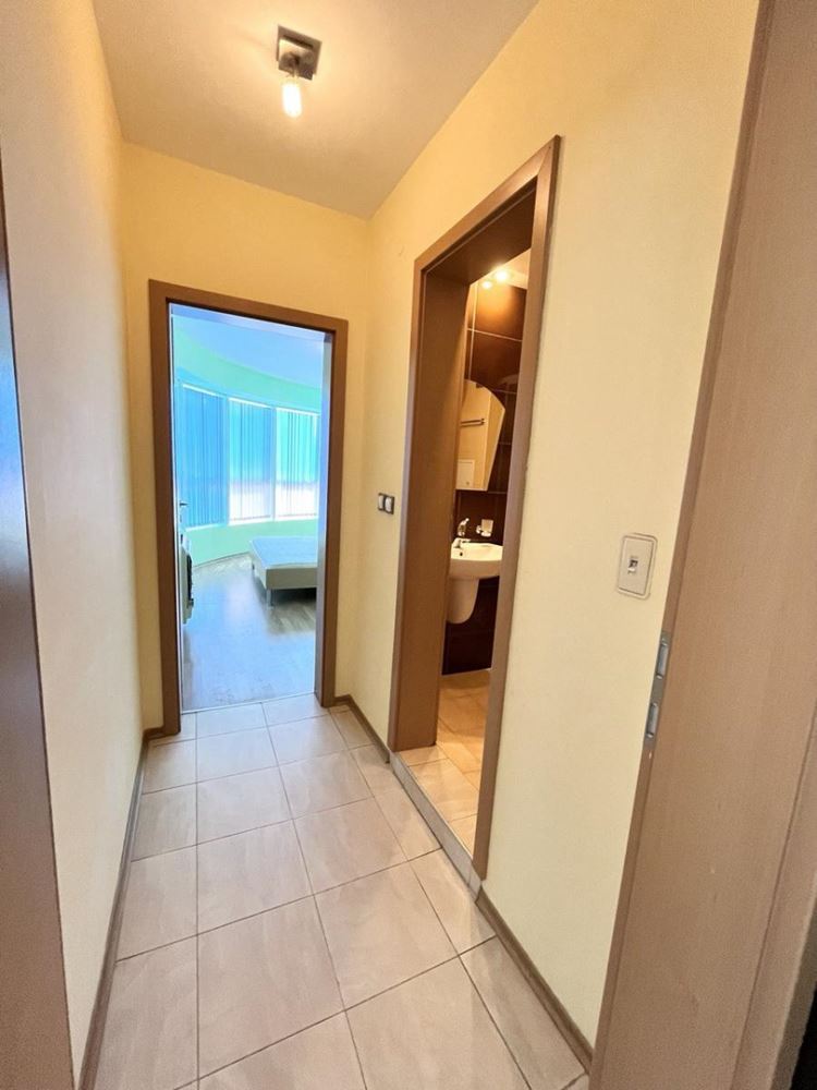 Geräumige Wohnung mit einem Schlafzimmer und Poolblick in einer hervorragend gepflegten Anlage in Pomorie