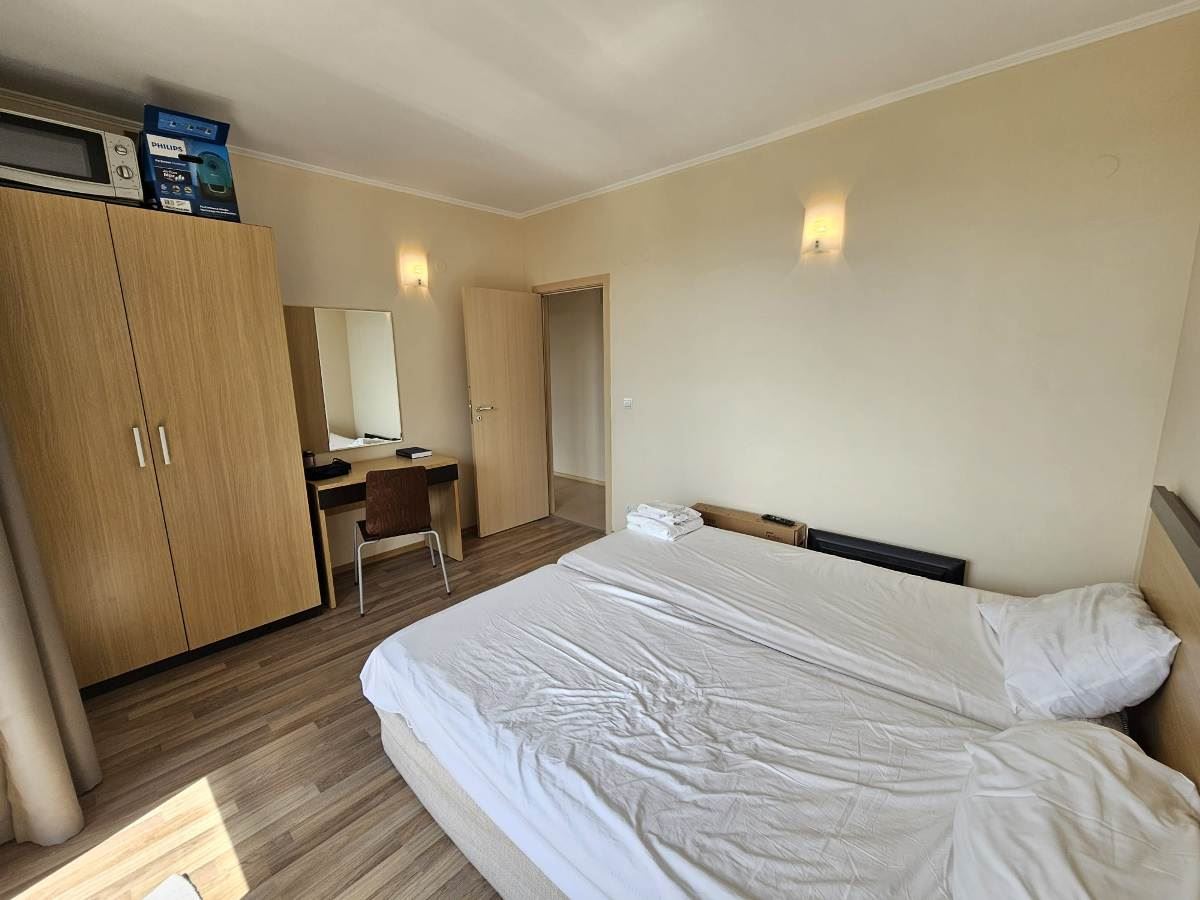 Luxuriöse Drei-Zimmer-Wohnung mit drei Schlafzimmern in erster Meereslinie in Obzor – Panoramablick auf Meer und Berge