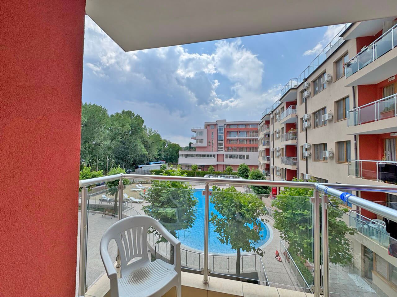 Gemütliches Studio mit Poolblick in einer prestigeträchtigen Anlage an der Grenze zwischen Nessebar und Sonnenstrand