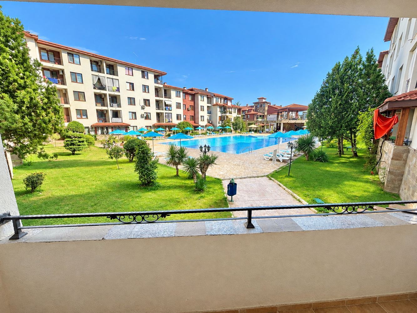 Geräumige Drei-Zimmer-Wohnung mit Poolblick und hervorragenden Annehmlichkeiten in Nessebar