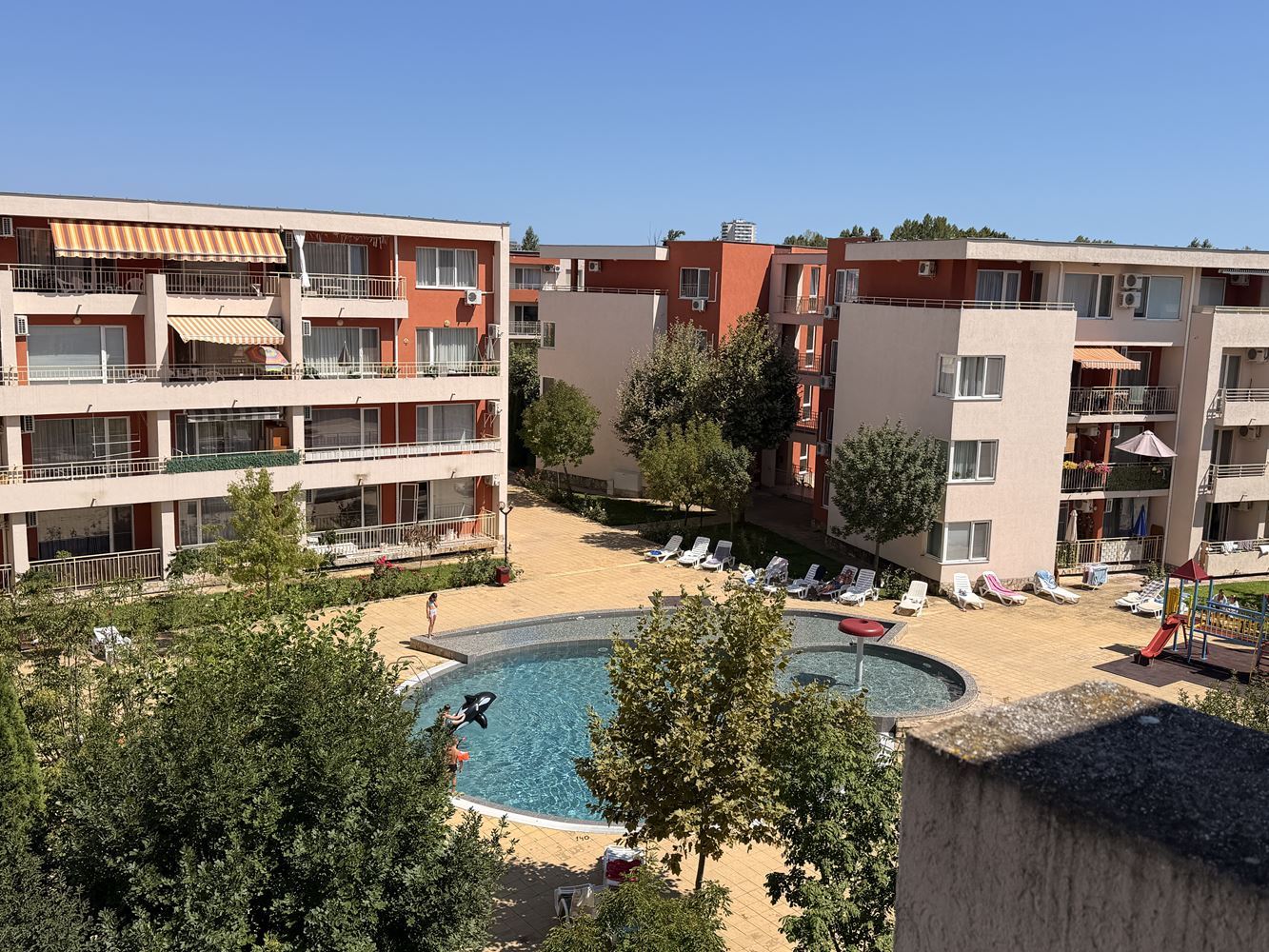 Gemütliche 2-Zimmer-Wohnung in Sonnenstrand – schöner Blick auf den Pool und eine ausgezeichnete Anlage für Erholung und Investition