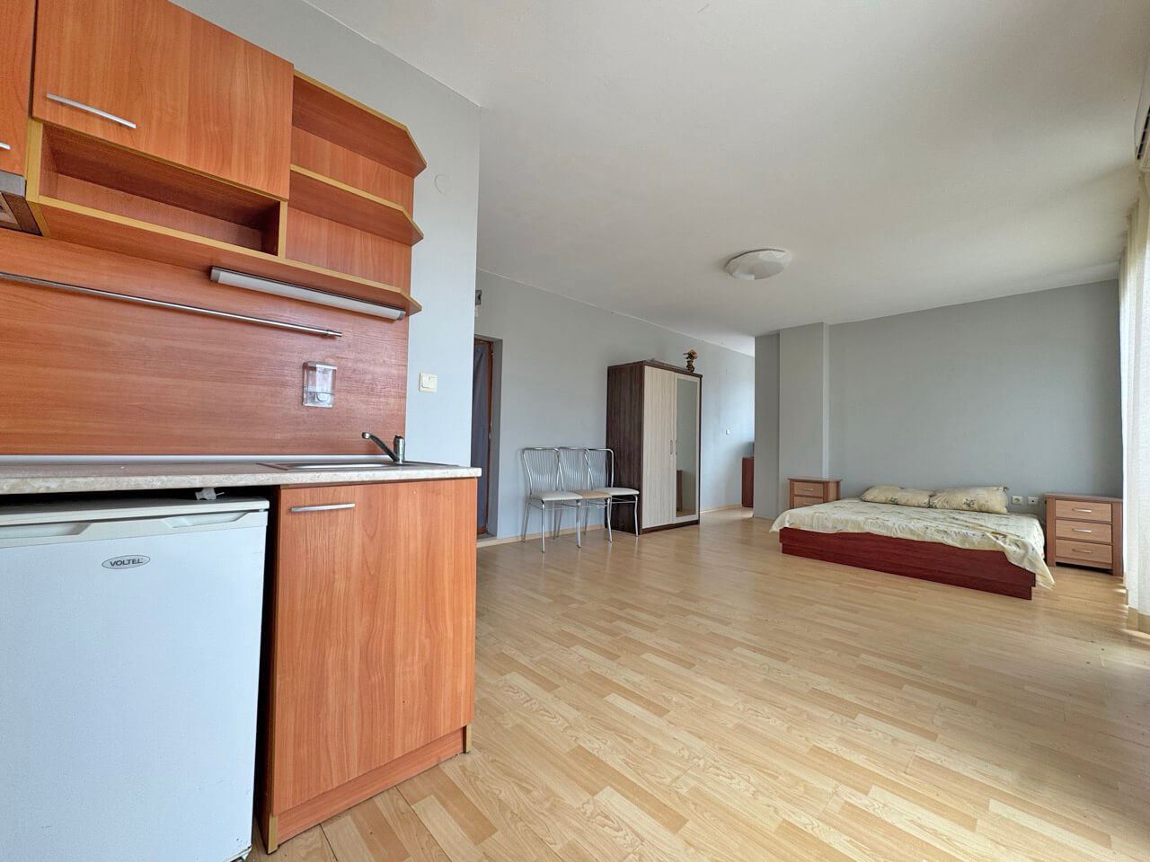 Panoramawohnung mit einem Schlafzimmer, großer Terrasse und offenem Blick – Sonnenstrand