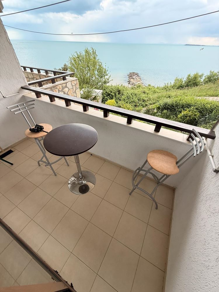 Drei-Zimmer-Wohnung in erster Meereslinie in Sveti Vlas – Komfort, Geräumigkeit und einzigartiger Meerblick