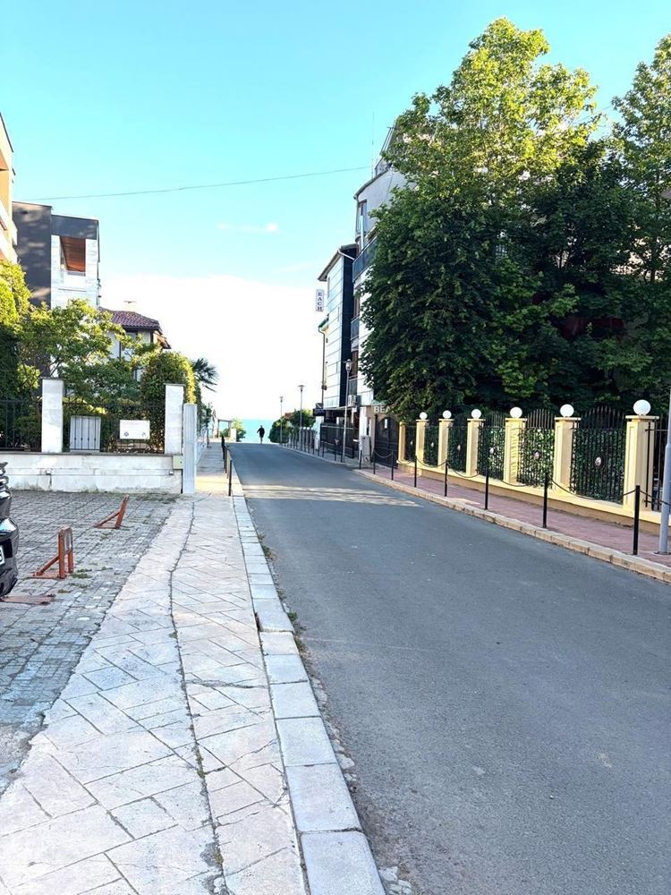 Geräumige Wohnung mit zwei Schlafzimmern und eigenem Garten nur 100 Meter vom Strand in Nessebar entfernt