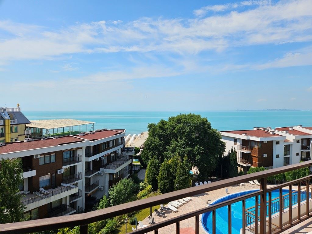 Panorama-Apartment mit zwei Schlafzimmern nur wenige Meter vom Strand entfernt in Elenite mit atemberaubendem Blick auf die Bucht