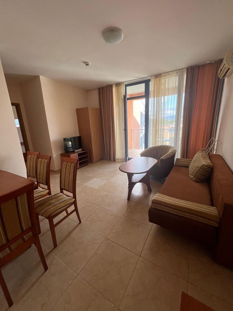 Geräumige Wohnung mit einem Schlafzimmer in Sunny Beach mit Poolblick