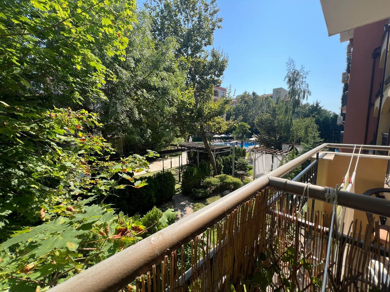 Attraktive Zweizimmerwohnung im Grünen in einer Clubanlage in Sunny Beach