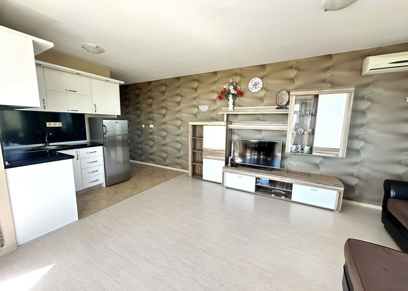 Geräumige 2-Zimmer-Wohnung mit Panoramablick auf das Meer in Tschernomorez – ein bezugsfertiges Zuhause am Meer